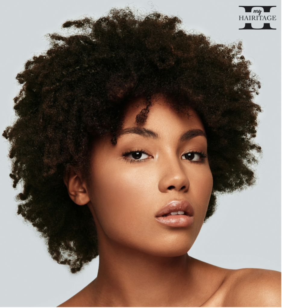 portrait-d'une-femme-au-visage-lumineux-avec-des-cheveux-afros-volumineux-illustrant-la-beauté-naturelle-sous-le-logo-de-la-marque-My-Hairitage.jpg" alt="Portrait d'une femme au visage lumineux avec des cheveux afros volumineux illustrant la beauté naturelle sous le logo My Hairitage
